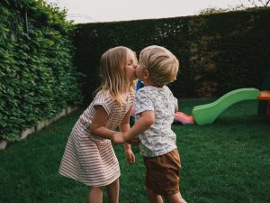 Ella and Gust in oud garden