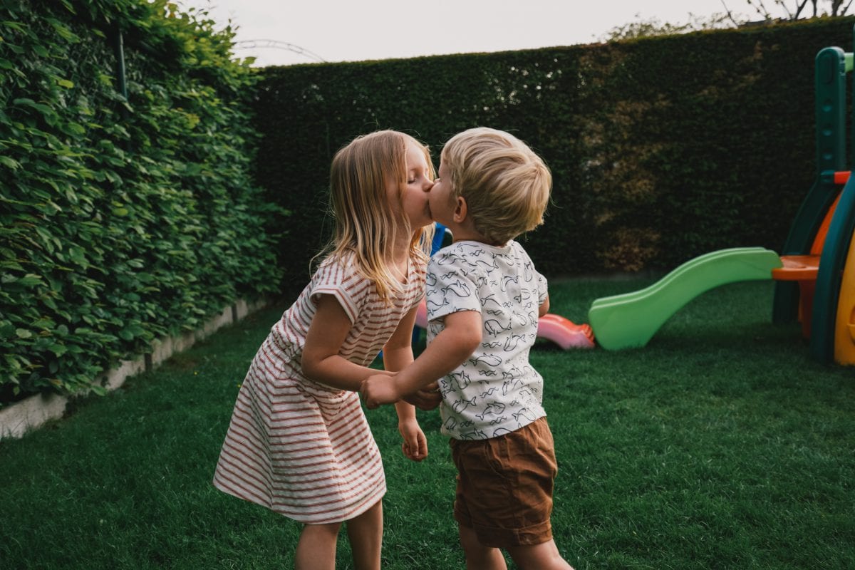 Ella and Gust in oud garden